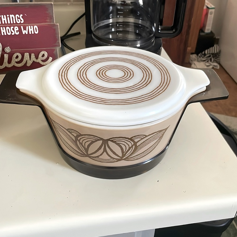 EUC Pyrex Cinderella Casserole with hugger and lid